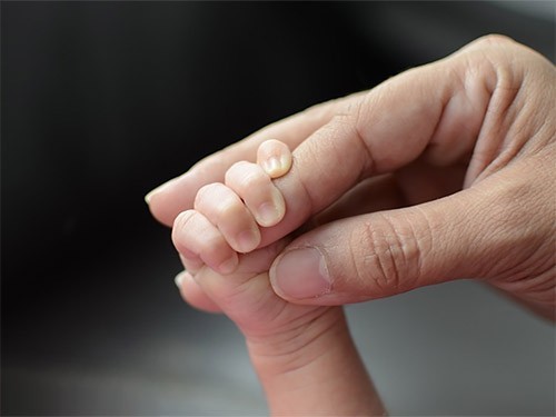 Ученые установили, что руки матери снимают боль у младенцев