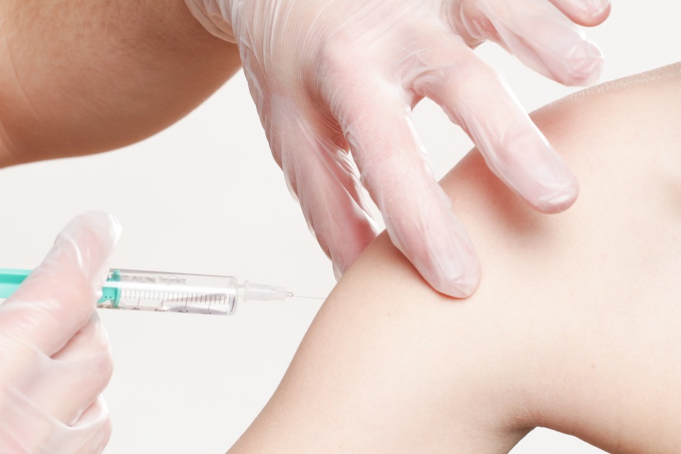 Ученые сообщили о безопасности вакцинации детей при ревматических заболеваниях